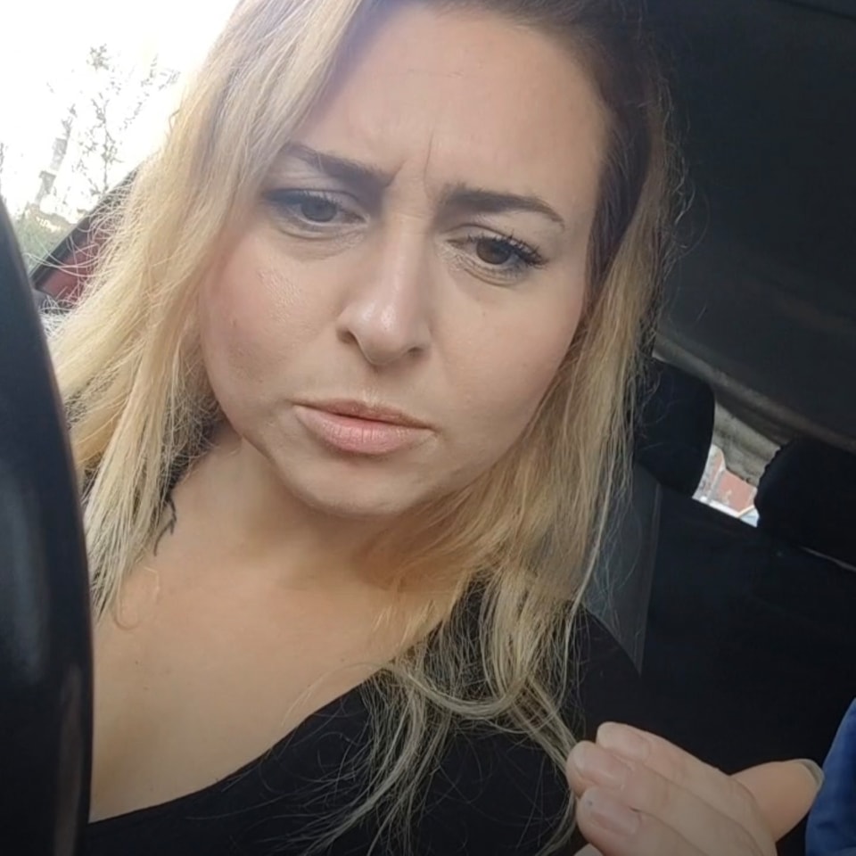 OmzRi's tweet photo. NIE WPŁACAJ NA ZBIÓRKI ORGANIZOWANE PRZEZ TĄ KOBIETĘ - TO OSZUSTWO 

Zbiera pieniądze na powodzian, nazywa się Daria Koligot i podaje, że jest przedstawicielką "Dolnośląskiego Banku Żywności". W rzeczywistości taka instytucja w ogóle nie istnieje. 

Sprawdziliśmy ją i okazało się, że to pracownica Żabki, prowadzonej przez jej rodziców. Na pewno nie jest zatrudniona w żadnym banku żywności. Daria Koligot w przeszłości usłyszała już wyroki za przestępstwa kryminalne. 

Co więcej uzyskaliśmy też pewne dowody i wiarygodne informacje, że kobieta ta zaplanowała i realizuje oszustwa wprowadzając darczyńców w błąd co do tego, że pieniądze z zakładanych przez nią zbiórek "na pomoc powodzianom" przeznacza na wskazany cel. 

W rzeczywistości Daria Koligot planowała za pieniądze zebrane na powodzian kupić pałki teleskopowe i gaz, żeby razem z kibolami atakować migrantów i uchodźców w ramach tak zwanych "rasistowskich patroli obywatelskich". 

O sprawie oszustwa na powodzian, które w naszej ocenie realizuje Daria Koligot zawiadomiliśmy prokuraturę we Wrocławiu i portal https://t.co/Vlc9nB4Zhx, który zablokował jej zbiórki.

ROSYJSKA NARRACJA I SZCZUCIE NA UKRAIŃCÓW 

Dodatkowo ustaliliśmy, że Daria Koligot jest powiązana z proputiowskimi faszystami z Kamractwa i w ramach tej działalności rozpowszechnia kłamstwa produkowane przez propagandę zbrodniczego reżimu putinowskiego. 

Od momentu powodzi kobieta ta zamieszcza  kłamstwa o rzekomych atakach Ukraińców, wyposażonych w noże, którzy mieli uprawiać szaber na zalanych terenach. 

Daria Koligot celowo szczuje na Ukraińców, bo jej celem od lat jest wzniecenie w Polsce niepokojów społecznych i nienawiści na tle różnic narodowościowych i etnicznych, wobec osób pochodzenia żydowskiego i ukraińskiego. 

W tym zakresie, również zawiadomiliśmy już organy ścigania oraz Agencję Bezpieczeństwa Wewnętrznego. 

Niestety cały czas znajdują się naiwne osoby, który wierzą w putinowską narrację rozpowszechnianą przez tą sprawczynię i wpłacają jej pieniądze. 

Apelujemy o udostępnianie tych informacji, żeby dotrzeć do jak największej liczby osób i ostrzec ich przed działalnością tej osoby. 

______

Dlaczego warto nas wspierać? Bo jesteśmy skuteczni! 

Skutecznie ścigamy rasistów, homofobów, faszystów, ksenofobów i proputinowskich nacjonalistów i wszystkich tych którzy krzywdzą innych. 

Robimy to w najbardziej uczciwy sposób bez żadnego wsparcia państwa, bez unijnych dotacji. Jedynym źródłem finansowania działań Ośrodka są dobrowolne darowizny naszych zwolenników czyli osób, które popierają to co robimy. Dzięki temu możemy być w pełni niezależni. 

Wspieraj nas:
PayPal i karta płatnicza: https://t.co/UoCbYqT979
zbiórka: https://t.co/xTFhjOmyqo

Dane do przelewu:
nr konta 19 2490 0005 0000 4520 8435 8540
Ośrodek Monitorowania Zachowań Rasistowskich i Ksenofobicznych
Plac Dąbrowskiego 5
00-057 Warszawa
tytuł : "darowizna na działalność statutową"
IBAN : PL19249000050000452084358540
SWIFT: ALBPPLPW

Uruchomiliśmy nasz profil na portalu Patronite, będziemy zobowiązani jeśli zdecydujecie się Państwo zostać naszymi patronami:
https://t.co/mDBDrRpCHD

@PolskaPolicja 
@PK_GOV_PL 
@MS_GOV_PL 
@Adbodnar 
@d_korneluk 
@wroclaw_info 
@DPolicja 
@KAS_Wroclaw 
@WojewodzkiUrzad 
@PL2050DS 
@WrocF 
@FaktyTVP3 
@archidiecezjawr 
@Prok_Regio_WRO 
@zrzutkapl 
@SutrykJacek 
@Lubuska_Policja 
@PolicjaSlaska 
@WojewodzkiUrzad