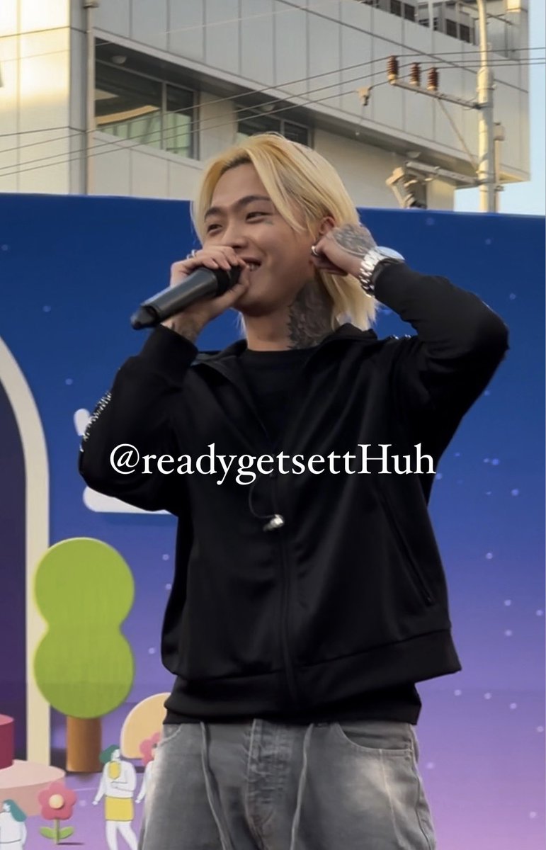 readygetsettHuh's tweet photo. 샤로수길 인기가수 허성현ㅋㅋ https://t.co/Dai0vdPlfc