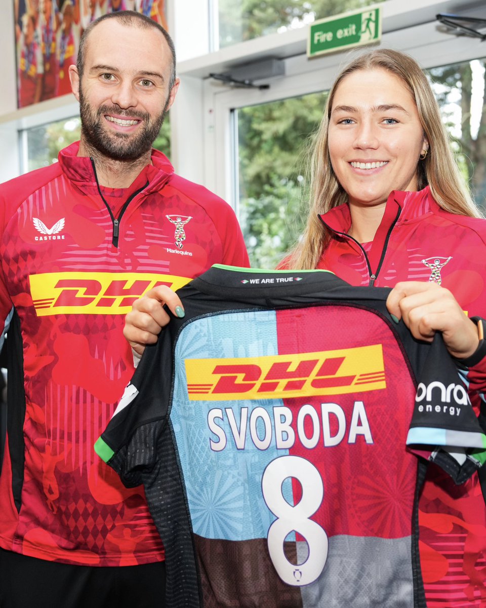 A special day ✨

Player of the match on debut Sara Svoboda, presented with her award by Harlequins owner Charles Jillings 🤝

#COYQ #HARvEXE