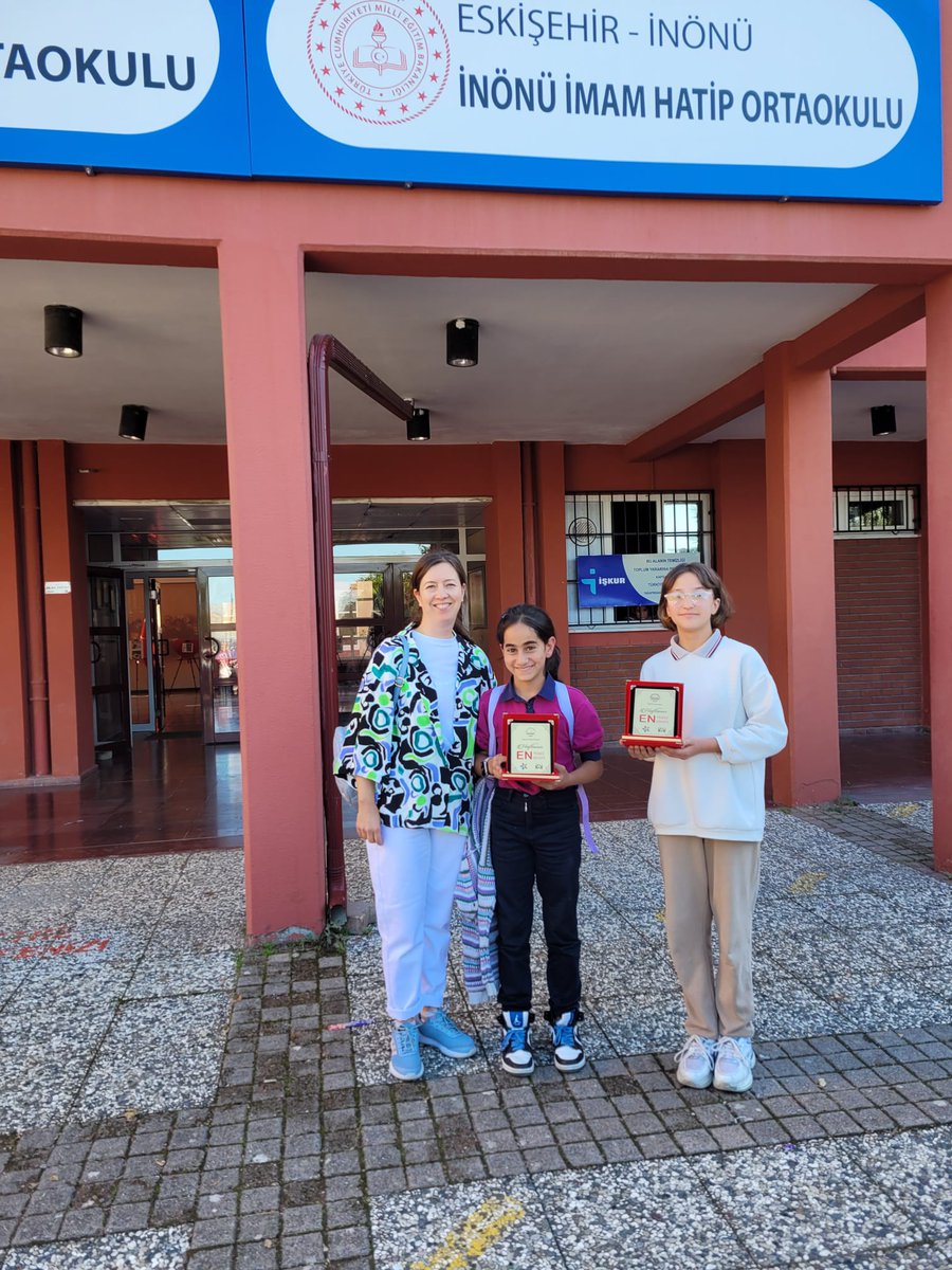 HAFTANIN EN TEMİZ SINIFI 
Bir hafta boyunca sınıflarımızın temizliğini kontrol ediyor ve sınıflarımızı puanlıyoruz.En yüksek puanı alan sınıfımız "Haftanın En Temiz Sınıfı" plaketini hafta boyunca sınıfta sergileyecektir.Bu haftanın en temiz sınıfı 6/A sınıfı olmuştur.