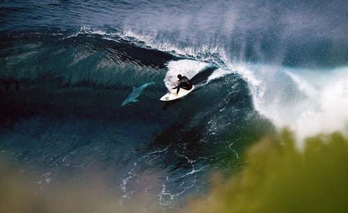 “…recuperò la tavola e si rigettò nel mare in tempesta.
Era l’unico luogo in cui si sentiva al sicuro.
Da se stessa.”
Cit. <a href="/Pulixi82/">Piergiorgio Pulixi</a>