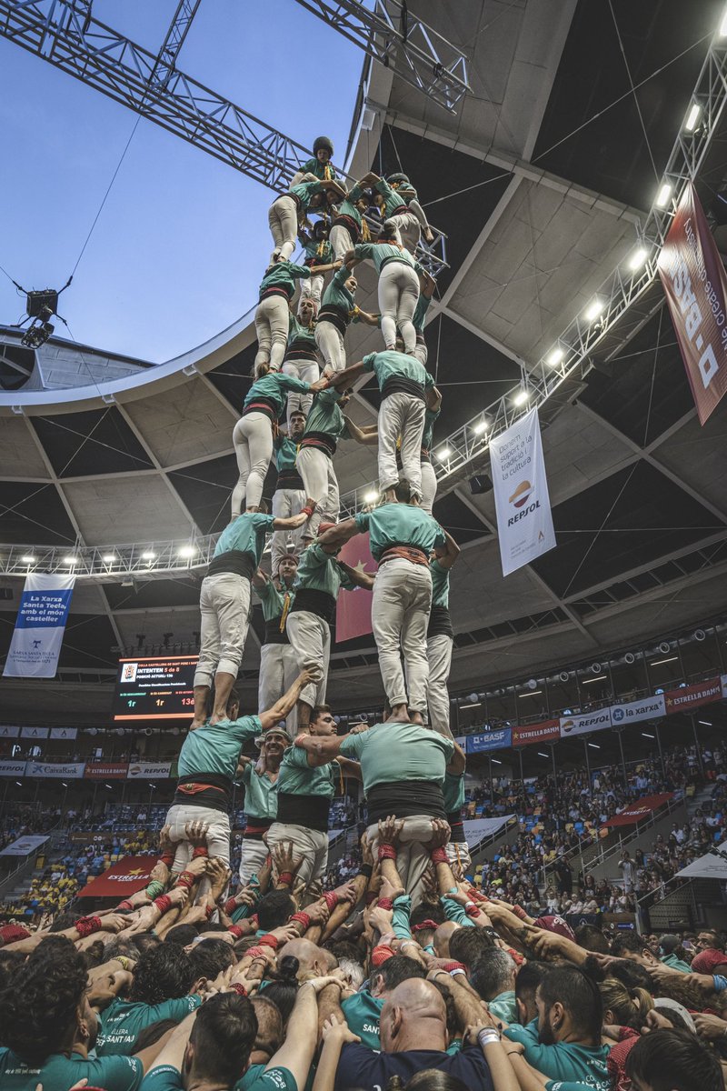 CCSPISP's tweet photo. VOLÍEM MÉS I VAM TINDRE MÉS 💚 Ahir vam estrenar el primer 5d8 de la nostra història i EL VAM DESCARREGAR 🔥 el van acompanyar el 3d8, el 4d8 i 4p4.
No tenim paraules, estem en un núvol i això és només perquè hi érem tots, gràcies colla 💚

#castells #castellers #castelleres https://t.co/Xsda4o0gKC