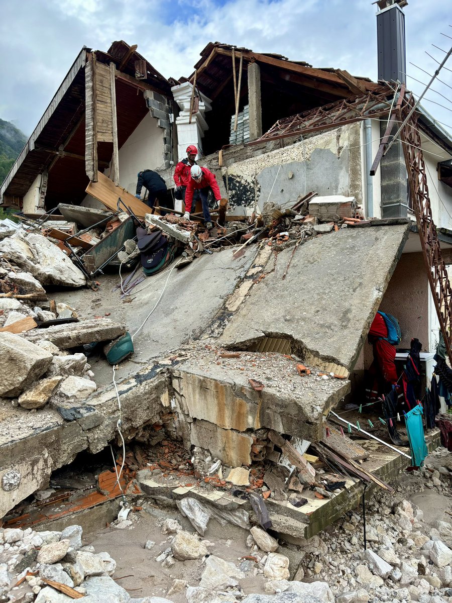 CliveBushMInSTR's tweet image. Proud to have assisted leading local  Bosnian 🇧🇦 SAR teams in Jeblanica yesterday, to see the total devastation was sad. My thoughts to all those affected. #RescueTeams #SAR #Sharingknowledge @ChrisKendall85