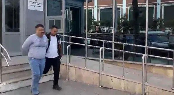 ekiphabercom's tweet photo. 📌Memleketin çivisi çıktı

📌Esenyurt'ta bir kişi, sokakta çırılçıplak gezdi. Gözaltına alınıp, savcılığa sevk edilen ve 2 ayrı suçtan 3 adet kaydı olduğu öğrenilen şahıs adli kontrol şartı ile serbest bırakıldı. https://t.co/3yL0sn5Rak