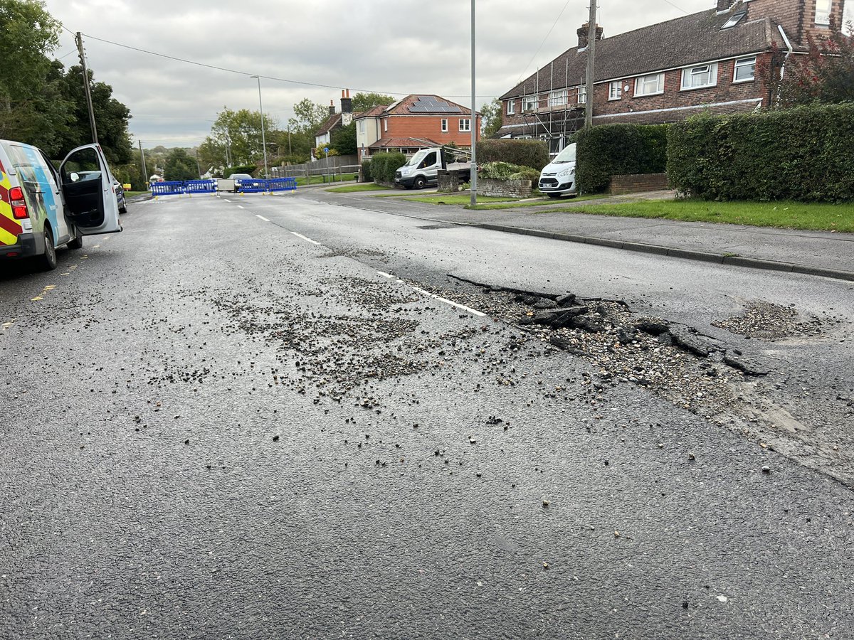 EchoDan11's tweet image. #Hailsham -Battle Rd is closed bothways due to carriageway damage after a large water leak this morning @HailshamNews @SussexTW @brightonargus - buses are on diversion @StagecoachSE