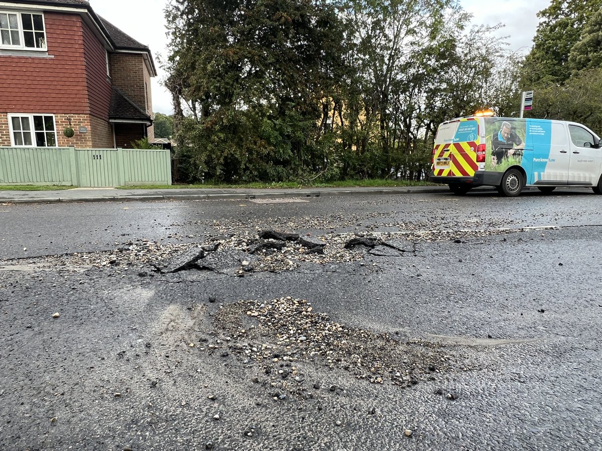 EchoDan11's tweet image. #Hailsham -Battle Rd is closed bothways due to carriageway damage after a large water leak this morning @HailshamNews @SussexTW @brightonargus - buses are on diversion @StagecoachSE