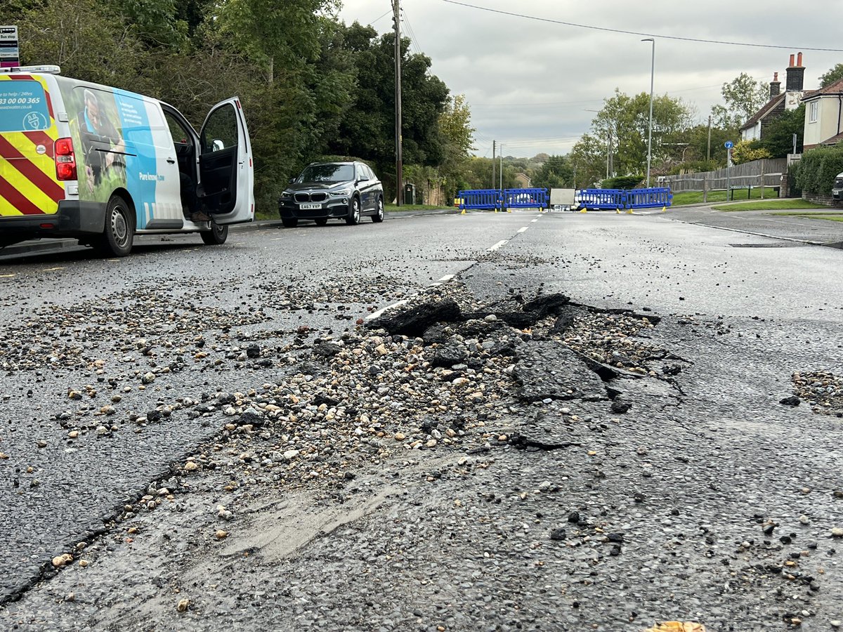 EchoDan11's tweet image. #Hailsham -Battle Rd is closed bothways due to carriageway damage after a large water leak this morning @HailshamNews @SussexTW @brightonargus - buses are on diversion @StagecoachSE