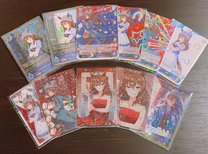 4種類の絵柄でたくさんのカード出てる、かわいいね 