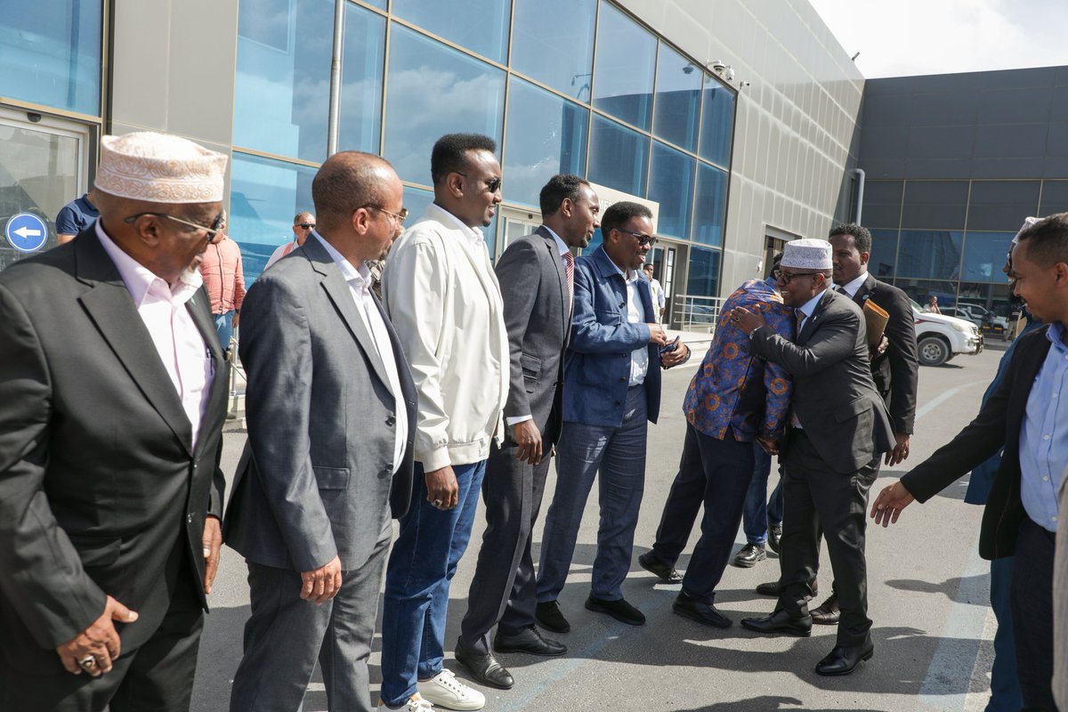 MohRooble's tweet photo. The Somali minister of foreign affairs @AhmedMoFiqi back to home, following  the UN General assembly and UN security council  meetings, where he addressed a keynote speech on the country’s political and security developments. https://t.co/2jctlu0XUP