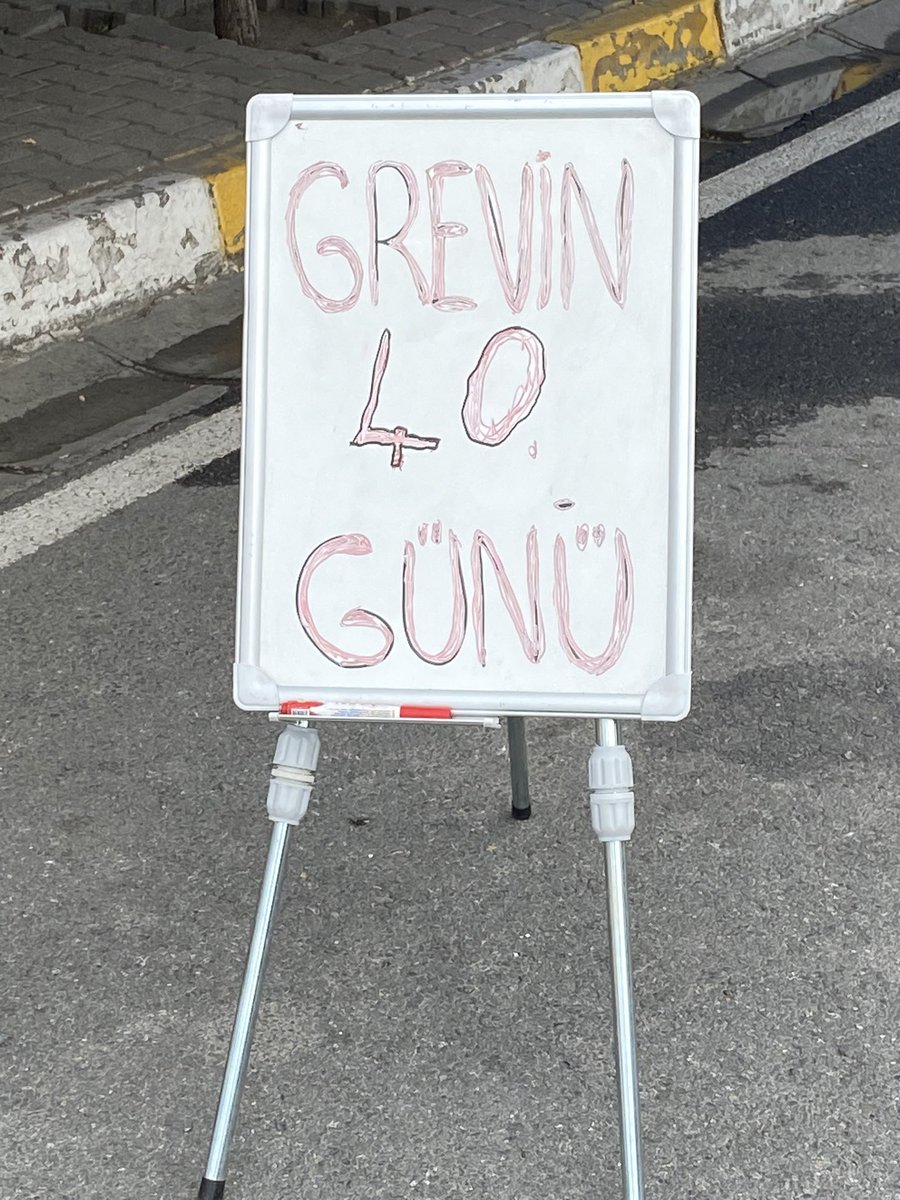 aykutgunell's tweet photo. MKB Rondo grevimiz 4️⃣0️⃣. Gününde yeni pankartlarıyla, döviziyle, düzeniyle, disipliniyle devam ediyor. 
İşçilerin kendisi, kendileri için bir şeyler yaptıklarında, yönetim mekanizmalarında olduklarında başka bir dünyanın mümkün olduğunu gösteriyorlar. @rondomkbisci34 @selulozis https://t.co/vexctlwGoR