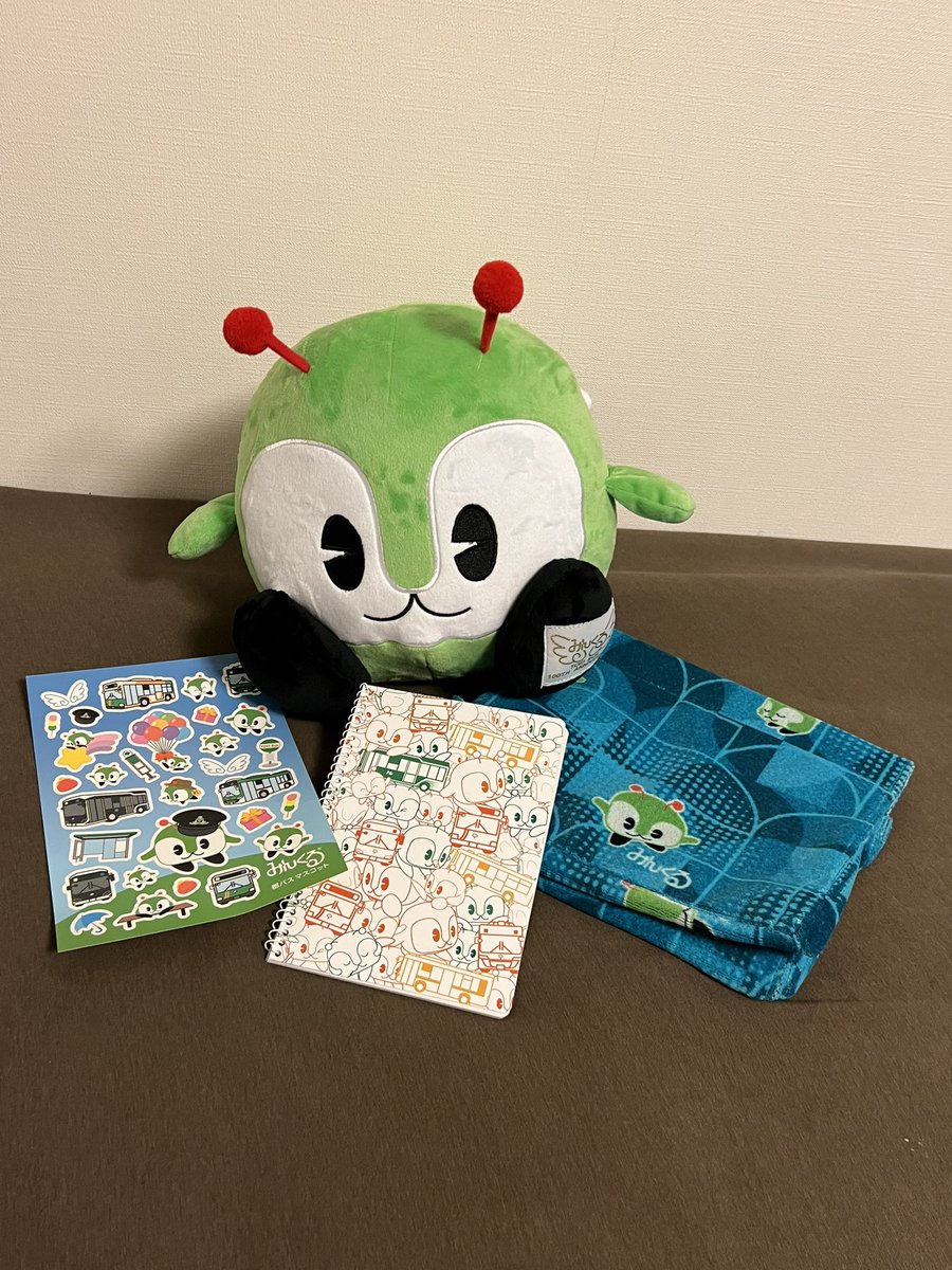 バスまつり戦利品！！
ついに公式みんくるぬい手に入れたしバスシートの生地でできたティッシュケースお迎えできたの嬉しすぎ。工場オリジナル商品で絶対なんか買いたかったから感無量です…