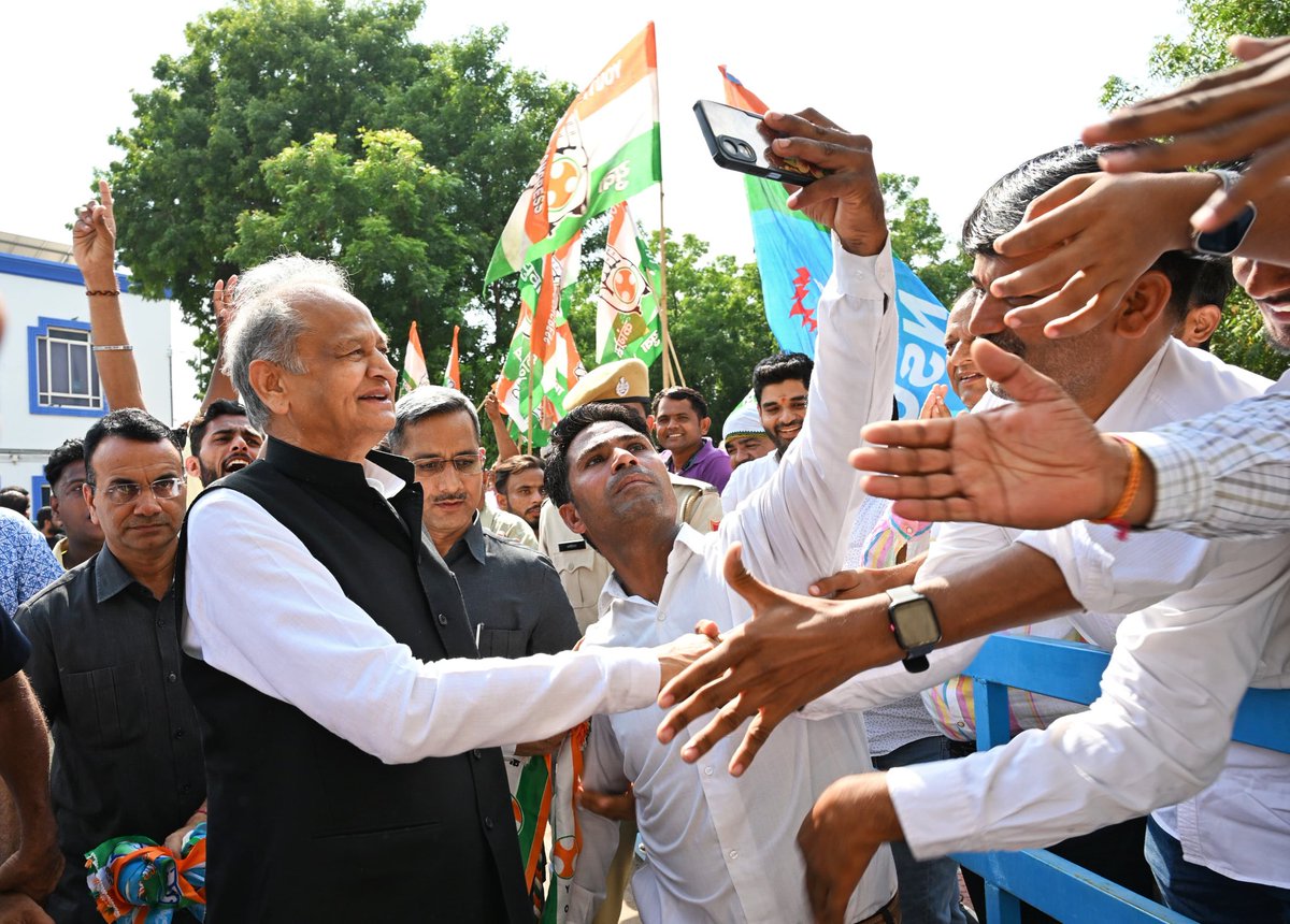 ashokgehlot51's tweet photo. आज जोधपुर एयरपोर्ट पर पधारे आगंतुकों से मुलाकात की एवं मीडिया से वार्ता की। https://t.co/fy3NFlOFlx