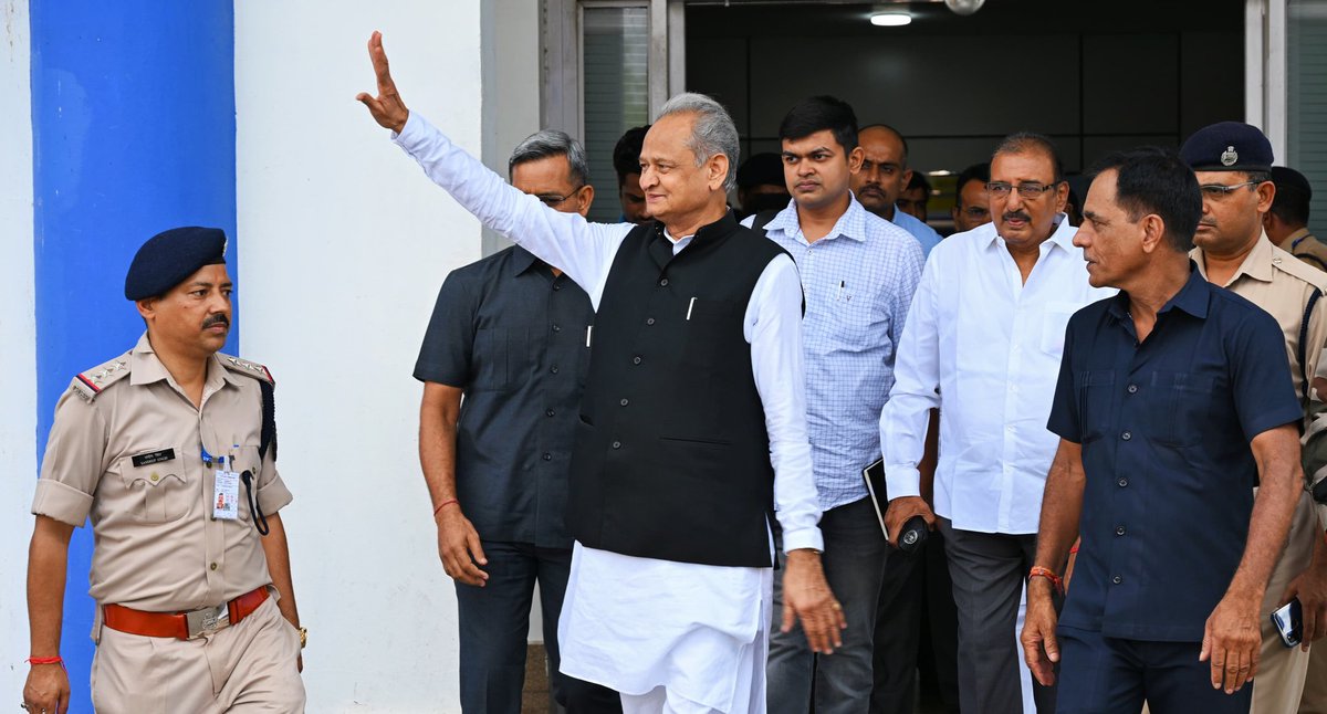 ashokgehlot51's tweet photo. आज जोधपुर एयरपोर्ट पर पधारे आगंतुकों से मुलाकात की एवं मीडिया से वार्ता की। https://t.co/fy3NFlOFlx