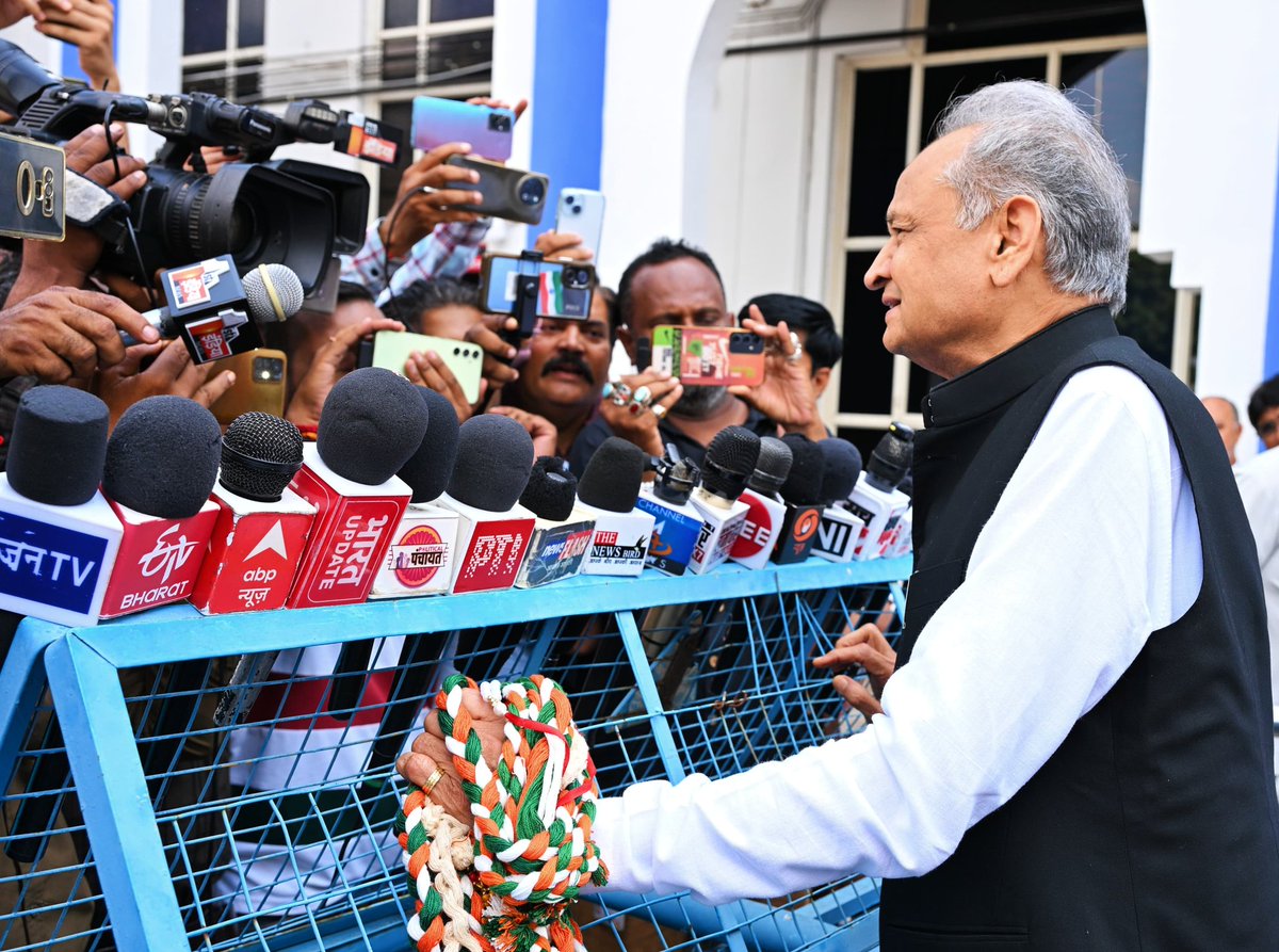 ashokgehlot51's tweet photo. आज जोधपुर एयरपोर्ट पर पधारे आगंतुकों से मुलाकात की एवं मीडिया से वार्ता की। https://t.co/fy3NFlOFlx