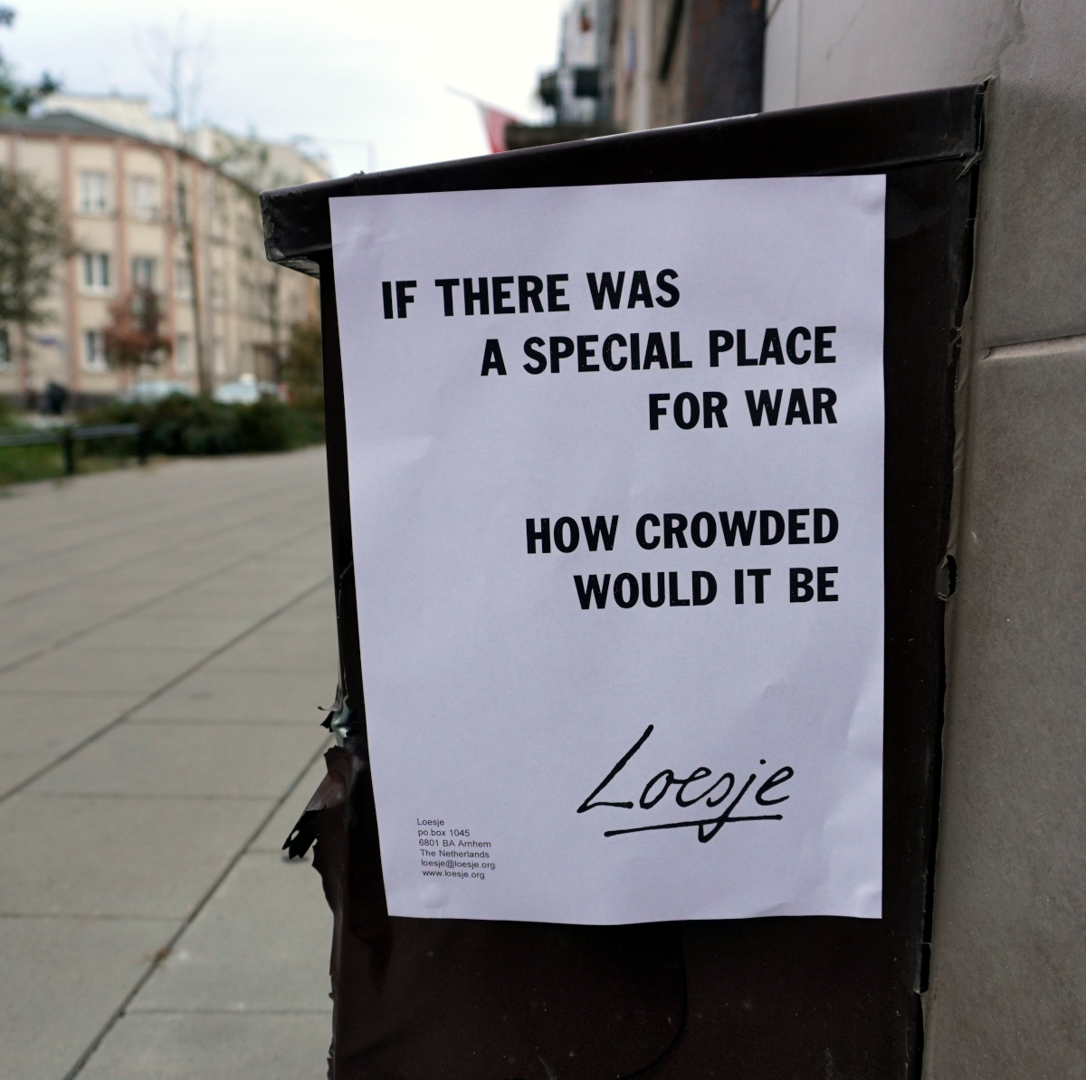 Don't keep peace 
☮️ share it 

#Loesje 
#peace #nowars #worldpeace #noplaceforwar #endwars #sharepeace