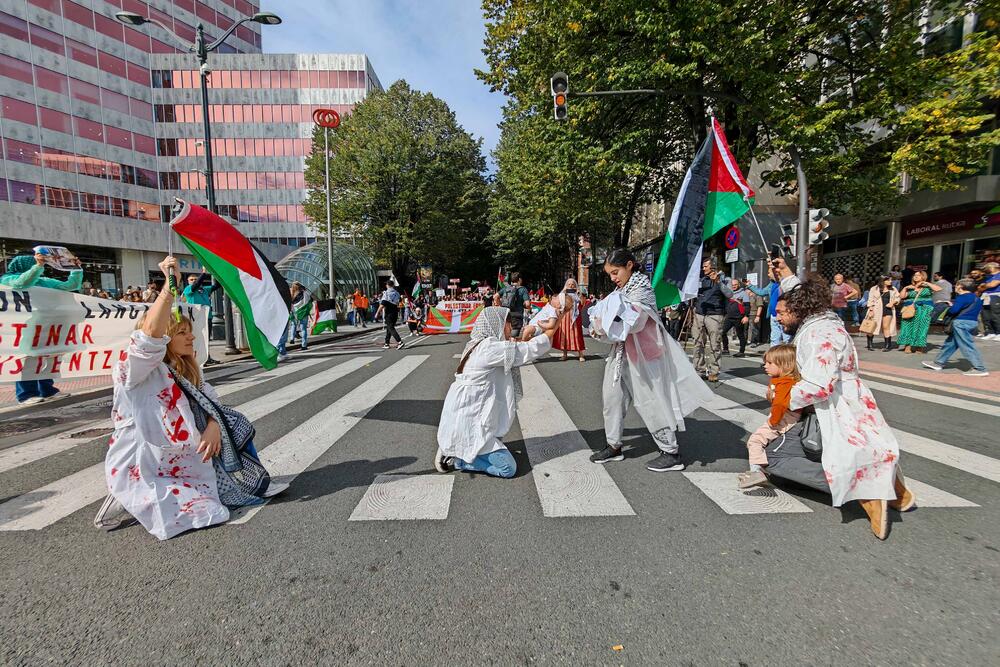 Hordago | El Salto (@hordago_elsalto) on Twitter photo “Palestina askatu, israeli boikot”. “Filistin hourra hourra, israyil barra barra”, se leía en las pancartas que abrían la manifestación de ayer en Bilbao, donde miles de personas apoyaron la resistencia del pueblo palestino.
📷 <a href="/IzarrenAzpian/">Eider Iturriaga</a>
elsaltodiario.com/palestina/mile… “Palestina askatu, israeli boikot”. “Filistin hourra hourra, israyil barra barra”, se leía en las pancartas que abrían la manifestación de ayer en Bilbao, donde miles de personas apoyaron la resistencia del pueblo palestino.
📷 <a href="/IzarrenAzpian/">Eider Iturriaga</a>
elsaltodiario.com/palestina/mile…