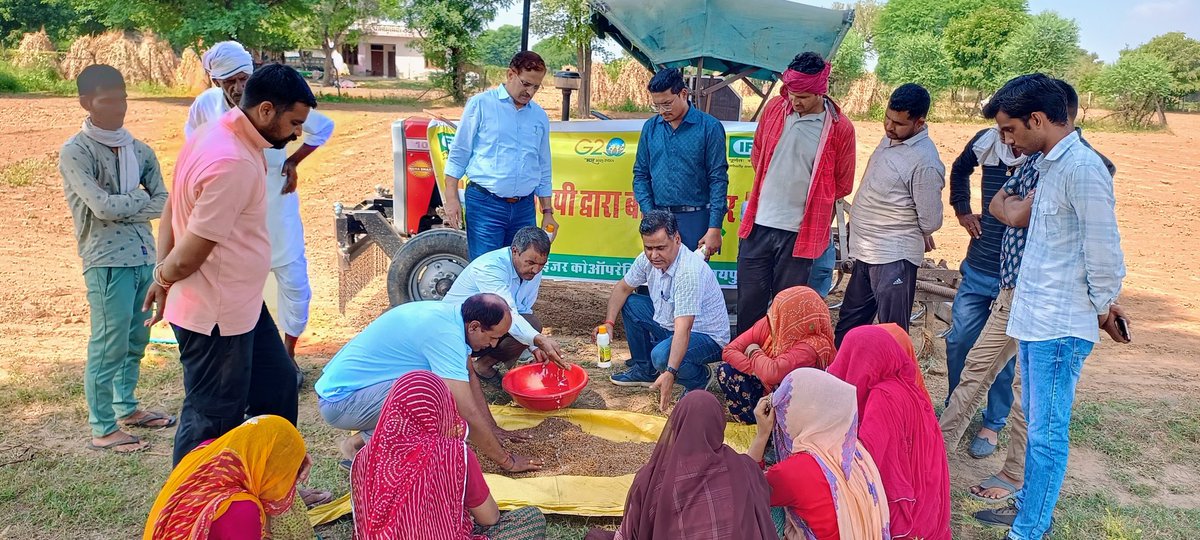 IFFCO_RJ's tweet photo. नैनौ डीएपी द्वारा बीजउपचार कर प्रर्दशन लगाया इस मोके पर श्री सुधीर मान,राज्य विपणन प्रबंधक,इफको,जयपुर सहित 20 किसानो ने भाग लिया,किसानो को नैनो नैनो डी.ए.पी. के बारे में विस्तृत जानकारी देते हुए बीज उपचार की विधि के बारे में बताया गया @drusawasthi @iffcoyogendra @IFFCO_PR https://t.co/LdPG8RjxP7
