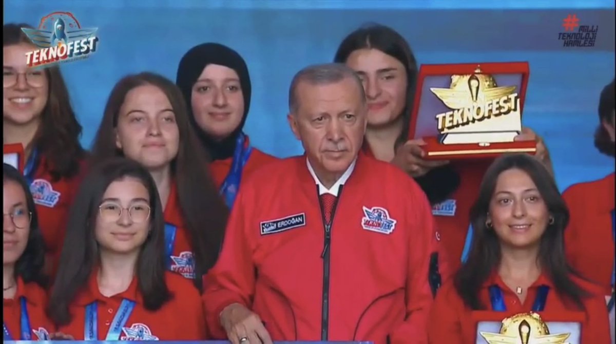 bursailmem16's tweet photo. 🏆#TEKNOFEST 2024 Lise Öğrencileri İklim Değişikliği Araştırma Projeleri Yarışması’nda ‘Ekonomik Sektörler’ alanında Türkiye birincisi olan Bursa Anadolu Lisesi öğrencimiz, ödülünü Cumhurbaşkanımız Sayın Recep Tayyip Erdoğan’dan teslim aldı. Öğrencimizi tebrik ediyor, başarılarının devamını diliyoruz.

@tcmeb @Yusuf__Tekin @teknofest @BursaValiligi @Alireisoglu34