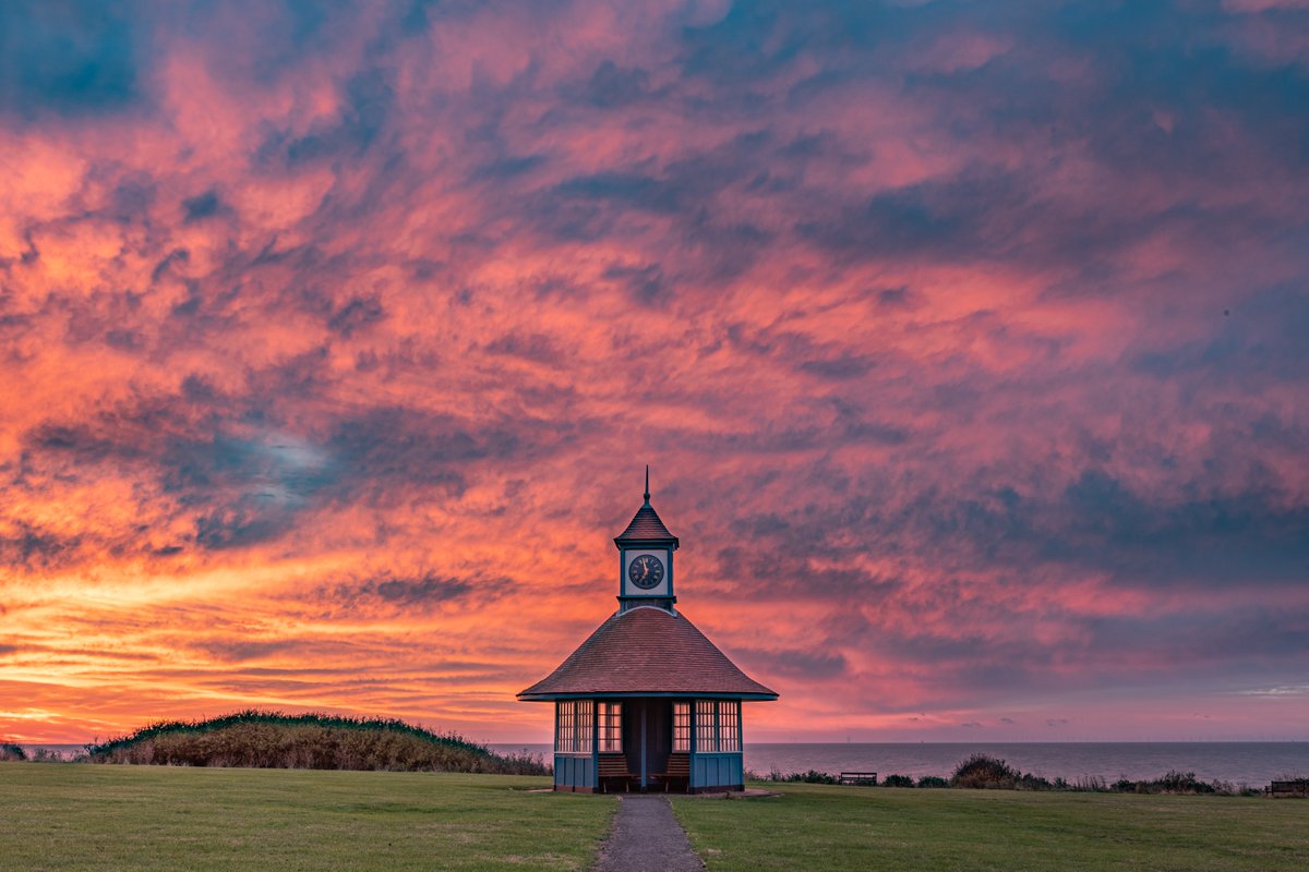 RJSPhoto89's tweet image. Epic sunrise this morning on the east coast. Walton &amp;amp; Frinton. @ChrisPage90 @itvanglia @itvweather @StormHour #sunrise #octobersunrise #frinton #frintononsea #walton #waltononthenaze