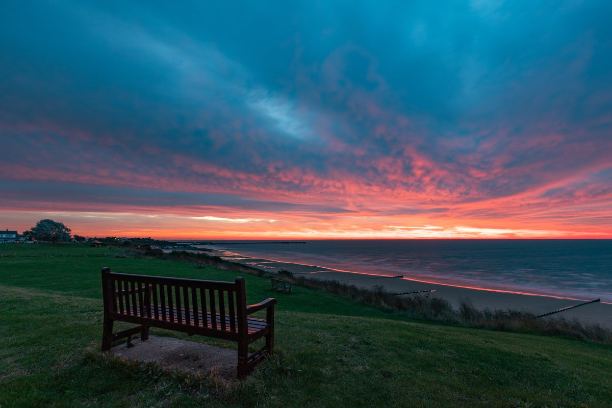 RJSPhoto89's tweet image. Epic sunrise this morning on the east coast. Walton &amp;amp; Frinton. @ChrisPage90 @itvanglia @itvweather @StormHour #sunrise #octobersunrise #frinton #frintononsea #walton #waltononthenaze