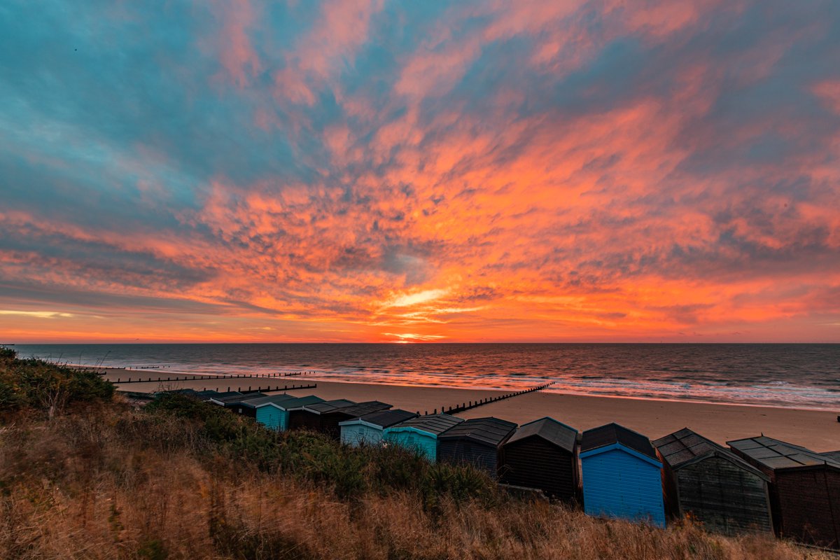 RJSPhoto89's tweet image. Epic sunrise this morning on the east coast. Walton &amp;amp; Frinton. @ChrisPage90 @itvanglia @itvweather @StormHour #sunrise #octobersunrise #frinton #frintononsea #walton #waltononthenaze