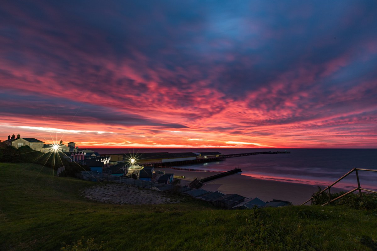 RJSPhoto89's tweet image. Epic sunrise this morning on the east coast. Walton &amp;amp; Frinton. @ChrisPage90 @itvanglia @itvweather @StormHour #sunrise #octobersunrise #frinton #frintononsea #walton #waltononthenaze