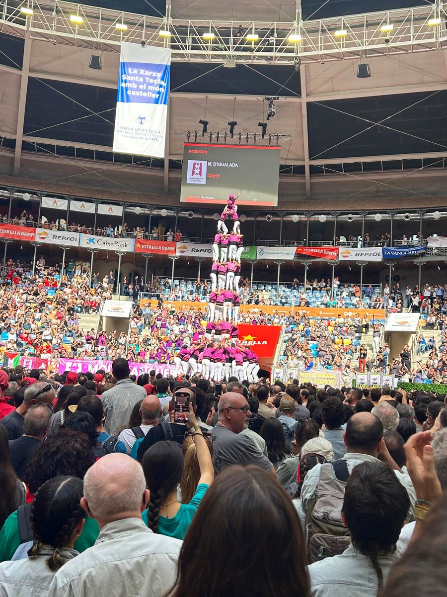 castellsrac1's tweet photo. #ConcursTGN24, segona ronda: els @moixiganguers descarreguen el 4d9f #crac1 #castellers #castelleres #descarregaaat #BatecConcurs https://t.co/2nnLi23k1W