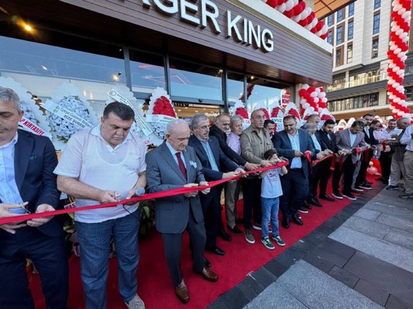 serdaralpak's tweet photo. "Beden ölür, çürür, cana bakın siz. 
Kim kiminle yürür, ona bakın siz. 
Bırakın dönsün dönme dolaplar.
Haktan hakikatten yana bakın siz."

Fotoğrafa baktıkça Ak Parti içindeki -Akplilerden- daha çok iğreniyorum🤬

İnşallah tepeden tırnağa il/ilce Başkan ve yönetimler değisir. https://t.co/VucUUqSeKo
