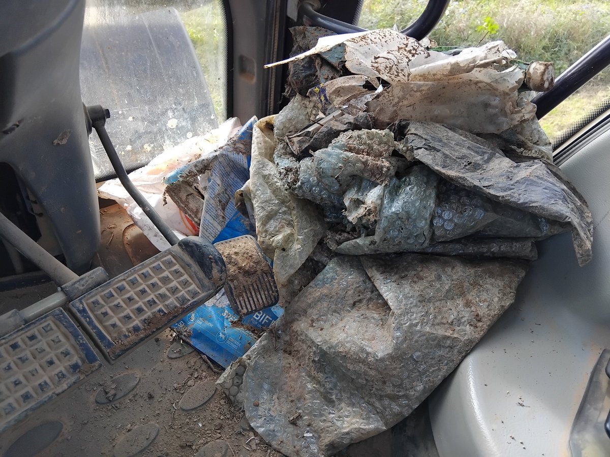 Toujours sympa de ramasser la merde des gens 😡😡
La recolte est bonne pour seulement 6ha !! Après on dit que les paysans polluent mais le bon petit citoyen français n'est guère mieux !!