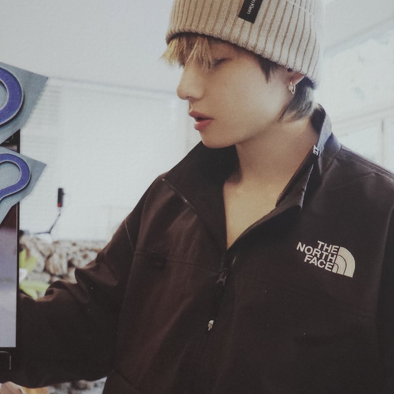 talkkpop_com's tweet photo. Looking at V's pictures, K-netizens can't help but admire his beauty, Knetz react