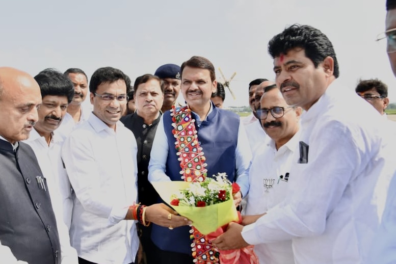 Dev_Fadnavis's tweet photo. 🕝 2.20pm | 6-10-2024📍Chhatrapati Sambhajinagar | दु. २.२० वा. | ६-१०-२०२४📍छत्रपती संभाजीनगर.

🔸Arrival at Chhatrapati Sambhajinagar
🔸छत्रपती संभाजीनगर येथे आगमन
🔸छत्रपति संभाजीनगर में आगमन

@DrBhagwatKarad @save_atul
#Maharashtra #ChhatrapatiSambhajiNagar https://t.co/etNH8lpMqk