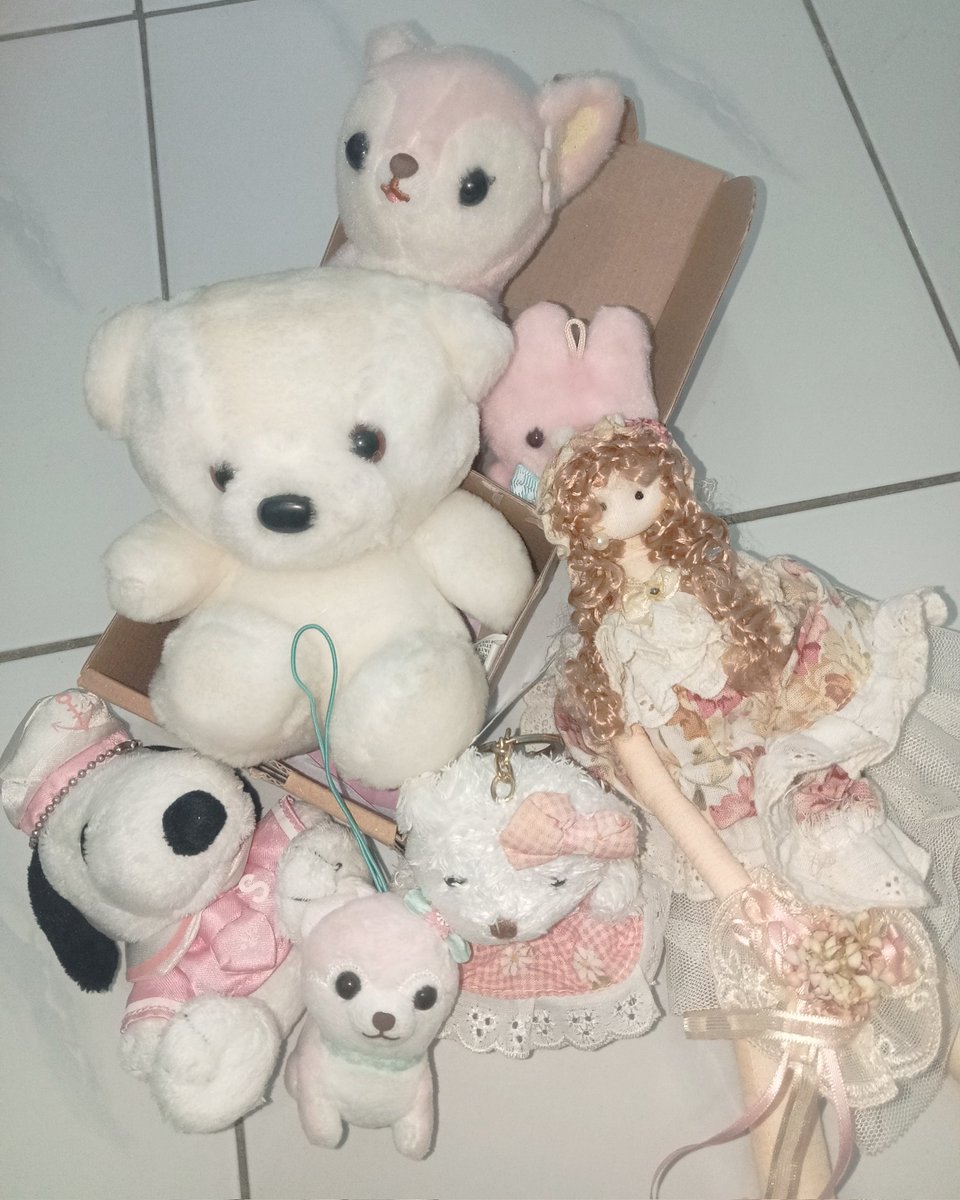 iadoreminji's tweet photo. Girlies! I decided to end my hyper-feminine (coquette) phase by decluttering all my related stuffs. jadi aku akan jualin items di bawah ini. Ada tops, tank-tops, skirts, jeweleries, keychains, bags, jackets, cardigans, socks, shoes and else! Thread khusus jualan ada di reply ya. https://t.co/JCourDo8vF