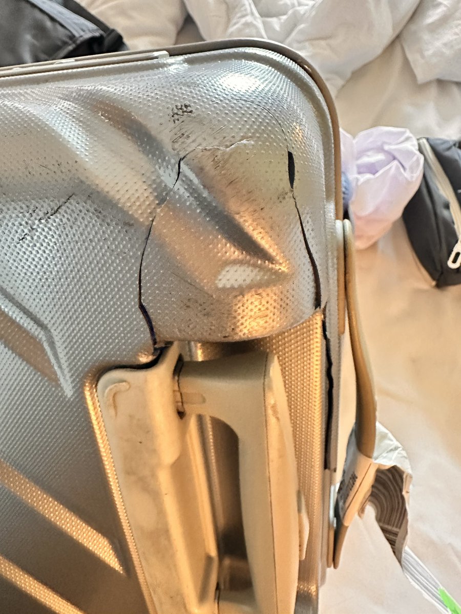amitkhanna25's tweet photo. @imranirampal @airindia #indigoairlines the same happened with me on 1oct at Kolkata airport when I was travelling with Indigo , complaint for it but as usual they did not find any problem at their end https://t.co/kD76aSC8ZA