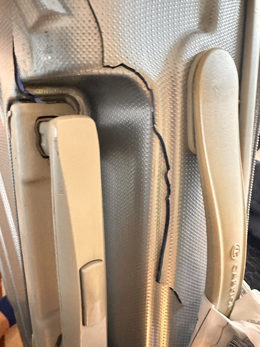 amitkhanna25's tweet photo. @imranirampal @airindia #indigoairlines the same happened with me on 1oct at Kolkata airport when I was travelling with Indigo , complaint for it but as usual they did not find any problem at their end https://t.co/kD76aSC8ZA