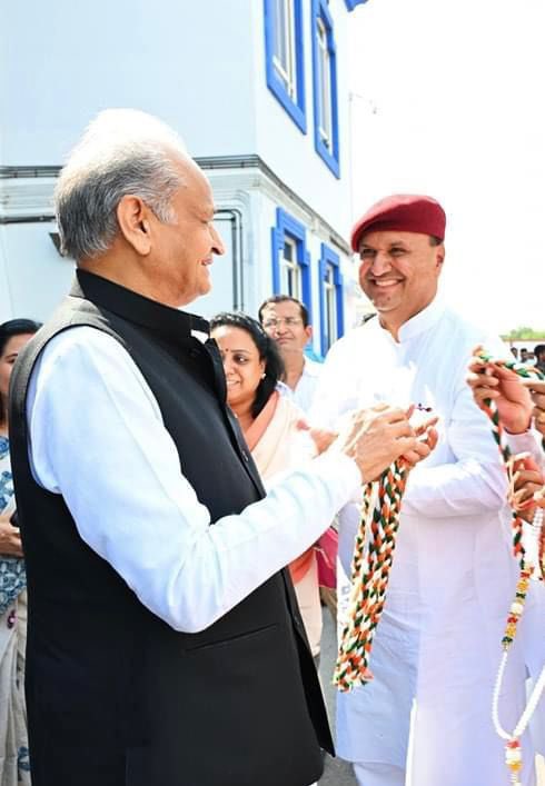 Kishna Ram Vishnoi (@kishnaram_mla) on Twitter photo आज जोधपुर में राजस्थान के जननायक, पूर्व मुख्यमंत्री आदरणीय श्री अशोक गहलोत साहब का स्वागत कर मुलाक़ात की।
<a href="/ashokgehlot51/">Ashok Gehlot</a> आज जोधपुर में राजस्थान के जननायक, पूर्व मुख्यमंत्री आदरणीय श्री अशोक गहलोत साहब का स्वागत कर मुलाक़ात की।
<a href="/ashokgehlot51/">Ashok Gehlot</a>
