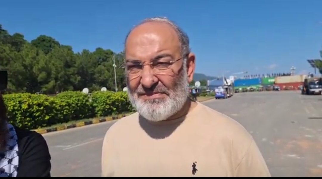 سابق سینیٹر مشتاق احمد خان پاکستان تحریک انصاف اور ان کے ورکرز سے اظہار یکجہتی کیلئے ڈی چوک پہنچ گئے۔۔!!