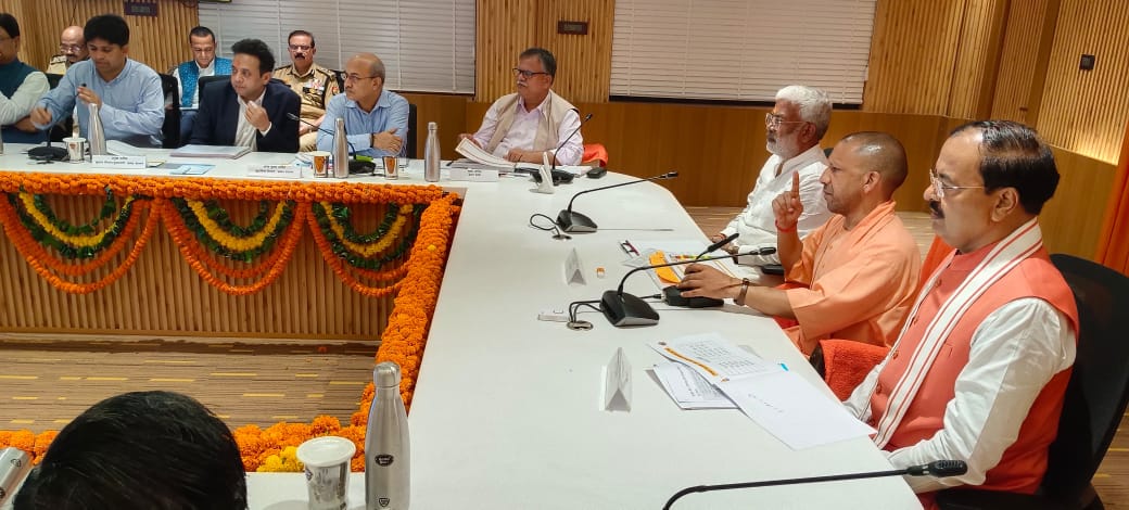 Manojkmr_singh's tweet photo. आज कुंभ नगरी प्रयागराज में माननीय मुख्यमंत्री श्री @myogiadityanath जी द्वारा आगामी भव्य एवं दिव्य महाकुम्भ-2025 के आयोजन की तैयारियों को लेकर संगम नोज एवं निर्माणाधीन बंधवा महावीर मंदिर कॉरिडोर का निरीक्षण किया गया। 

इस अवसर पर मा. मुख्यमंत्री जी ने महाकुम्भ-2025 के प्रतीक चिह्न (Logo) का अनावरण, वेबसाइट एवं ऐप की लॉन्चिंग कर महाकुंभ के महाआयोजन के लिए सभी व्यवस्थाओं को समय से पूर्व सुनिश्चित करने, श्रद्धालुओं के लिए बेहतर से बेहतर व्यवस्था करने तथा संगम क्षेत्र व घाटों को स्वच्छ व सुंदर बनाने के निर्देश दिए।

#Mahakumbh2025 
#Prayagraj #ChaloKumbhChale