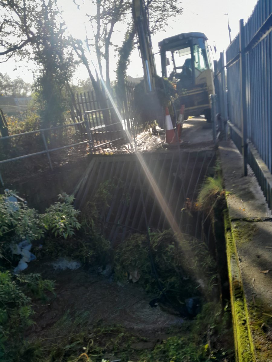 Crews out early again this morning clearing trash screens and responding to #corkfloods call-outs. 

⚠️Up to 30 city council staff, not including <a href="/CorkCityFire/">Cork City Fire Brigade</a> crew members, were clearing screens and grates from 7am yesterday to midnight. 

⚠️They received 100 + call-outs,