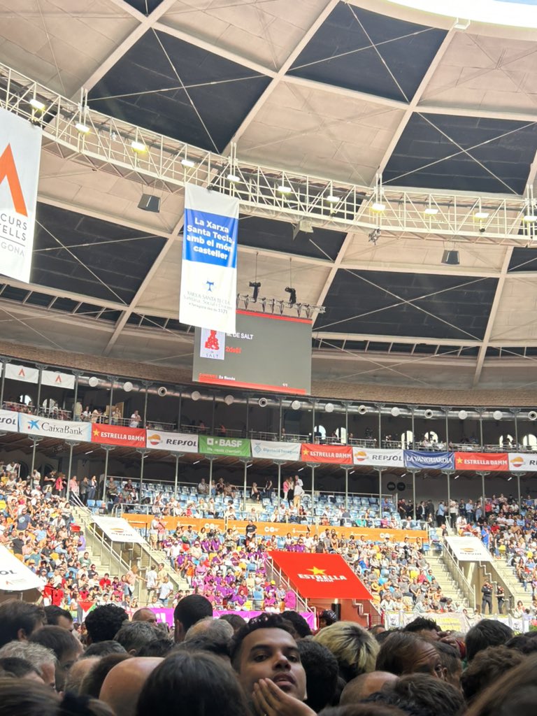 És molt lleig que hi hagi el palco d’autoritats així de buit quan la gent es baralla per aconseguir entrades #castells #ConcursTGN2024