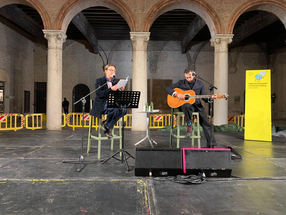 Daria Bignardi e Vasco Brondi nel cortile del Castello Estense durante la presentazione di Ogni prigione è un’isola (Mondadori 2024).
In collaborazione con @UnipolSai_CRP