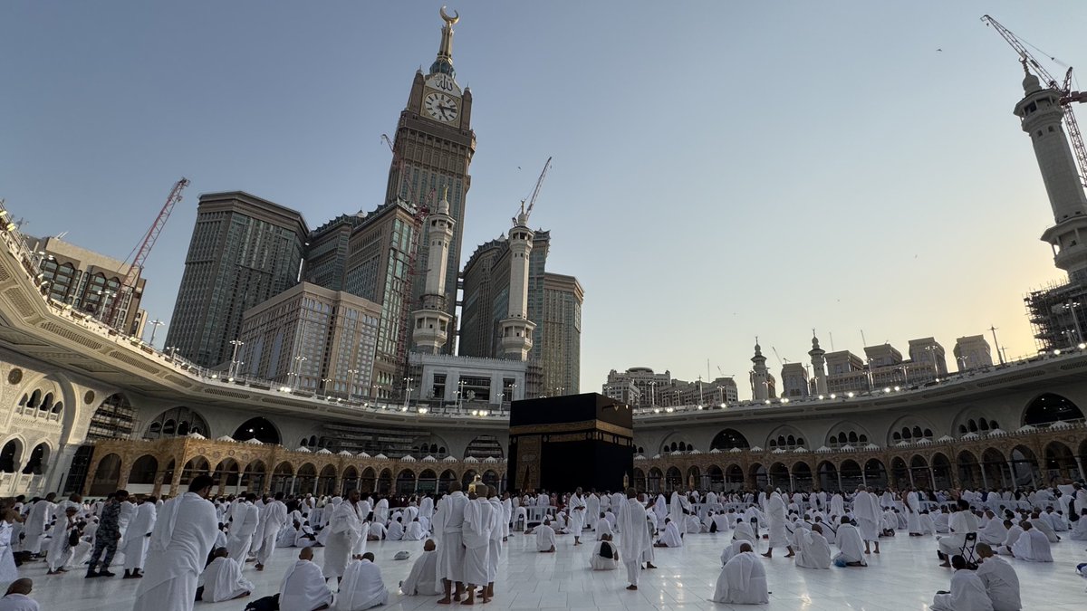 _033l's tweet image. الحمدلله الذي بلغنا أرض مكة وسكينتها الحمدلله على تمام العمرة اللهم تقبل منا عمرتنا ولاتترك لنا دعاء إلا وقد أجبته ولاذنبًا إلا غفرته  ♡