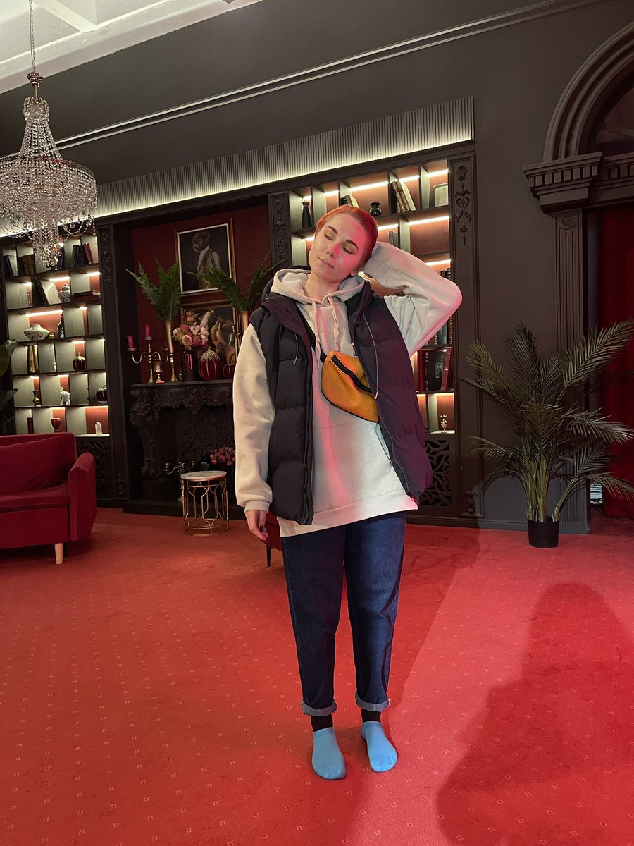 Она отрабатывает последние дни в ЖКХ. 

10го октября у меня последний рабочий день в жилищнике, а после я ухожу в проектное бюро.