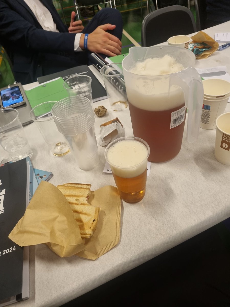 To toast og en kande classic for 80kr. Jeg elsker fandme VU! Det var sgu aldrig sket i DDU.
#vuls24