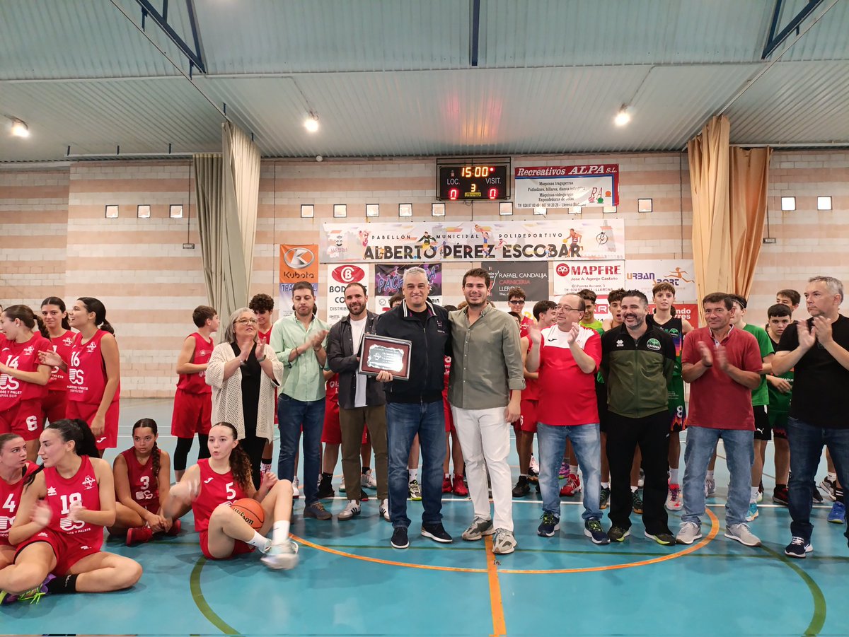 CbcampinasurL's tweet photo. Nuestro presidente Pedro Rex junto a @danielrex y @SergioR40254180 entrega en agradecimiento a A.B. Monesterio y @CaceresSMBasket , una placa conmemorativa de este día de convivencia!
#CreciendoJuntxs https://t.co/CzkgNwVRZS