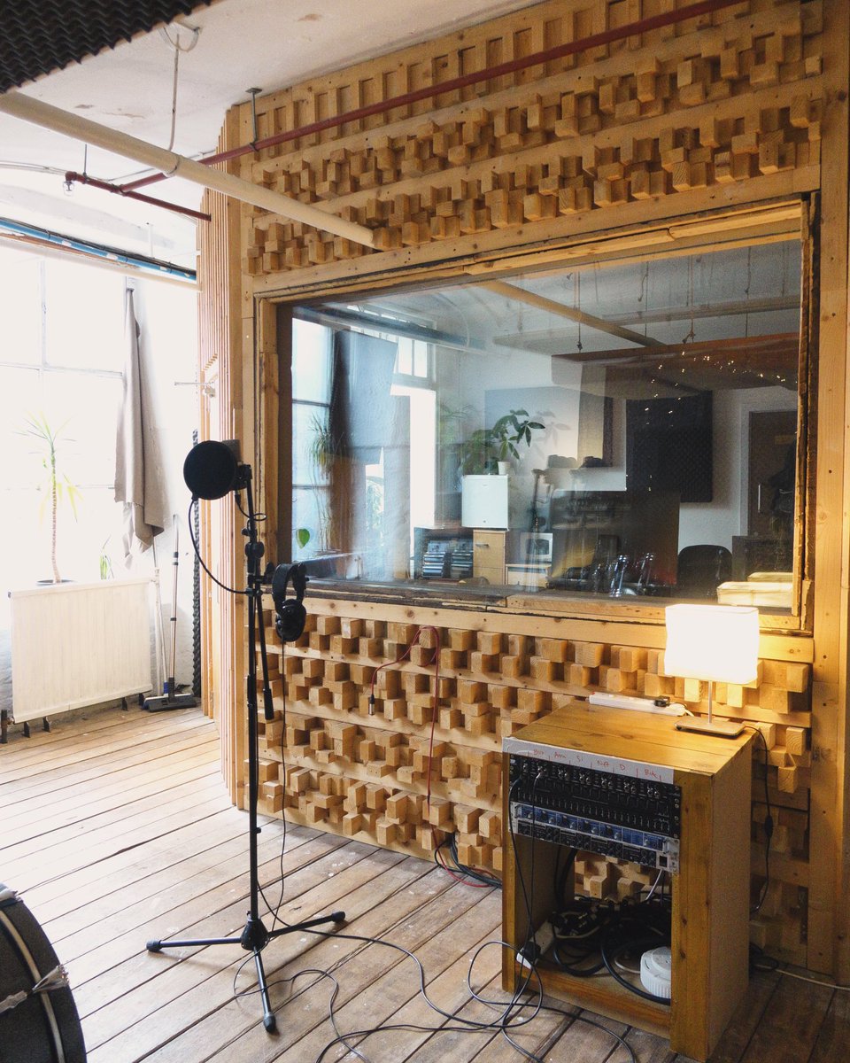 Live room sound diffuser 
.
whitebearstudios.co.uk
.
#recordingstudiomanchester
#musicproduction #musicproducer 
#manchesterrecordingstudio 
#mixingengineer #liveroom #sounddiffuser #neumann #manchester