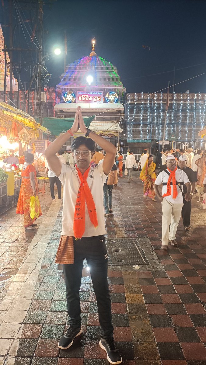 वर्धा येथे सुरू असलेल्या जुनी पेन्शन आंदोलनास पाठिंबा देण्यासाठी मोहोळ तालुका शिक्षक मित्रांतर्फे आयोजित पायी वारीत चालून ४२ किमी अंतर पूर्ण करून विठुरायाचे दर्शन घेतले.
एकच मिशन, #जुनी_पेन्शन 
#oldpension 
#OPS_पुरानी_पेंशन