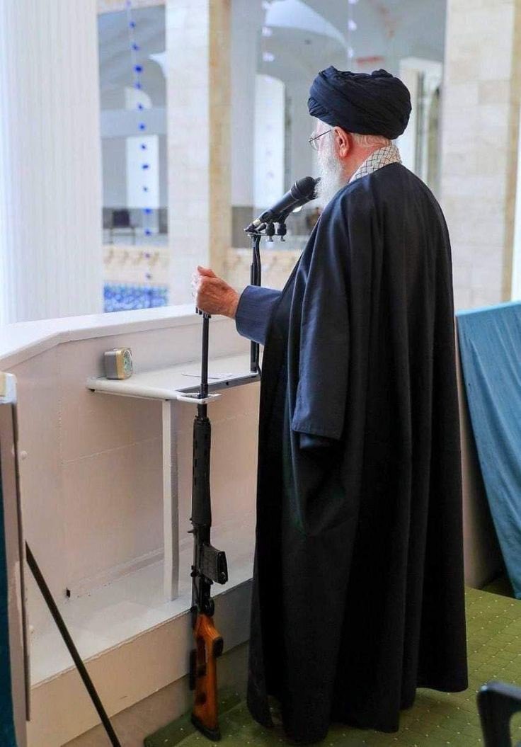 ChandanSharmaG's tweet image. यह बंदा इजरायल से लड़ेगा? 😂
इसी का नाम अयातुल्ला खामेनेई हैं

अपने ही देश की जनता को बुलेट प्रूफ शीशा के पीछे खड़ा होकर संबोधित कर रहा है क्योंकि इसे पता है कि यदि सामने आया तो पता नहीं आसमान के कौन से कोने से इजरायली रॉकेट इसकी G&amp;amp;$ में घुस जाएगा

इसी चुहा के बल पर भारत के अंदर…