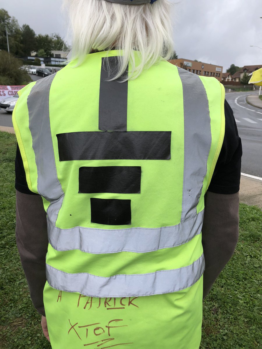 LouiseLibre's tweet photo. @lessoulevements Vu sur un rond point de Besançon 😘🔥 #ForceJaune @DosPlein https://t.co/er2uXQCafB