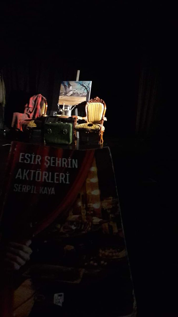 Serpil__Kaya's tweet photo. ''Zihninin karanlık arka odalarında kendisinden bir iz, bir nefes arıyordu Derin.
Kim bilir? Belki de henüz herşey bitmemişti?
Mutlaka umut dolu yarınlar,tutku dolu satırlar olmalıydı çok yakınlarda bir yerlerde.''
#SerpilKaya #EsirŞehrinAktörleri #Tiyatro #FloraKitap https://t.co/ZnJYvyCF1U