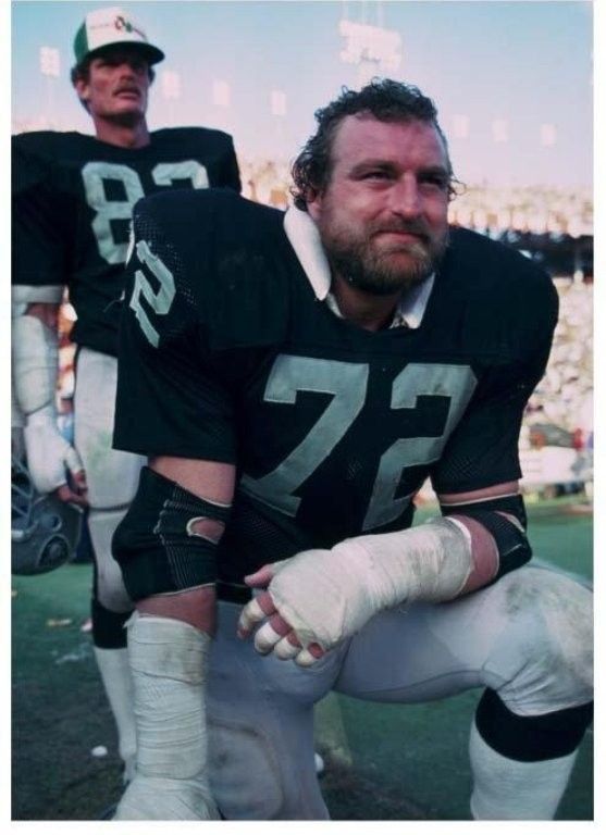 For the love of American football jerseys. Vintage imagery of sportswear always makes our hearts race, especially when worn by “Three Mile Lyle” Alzado for the Oakland Raiders. 🏈 🏈